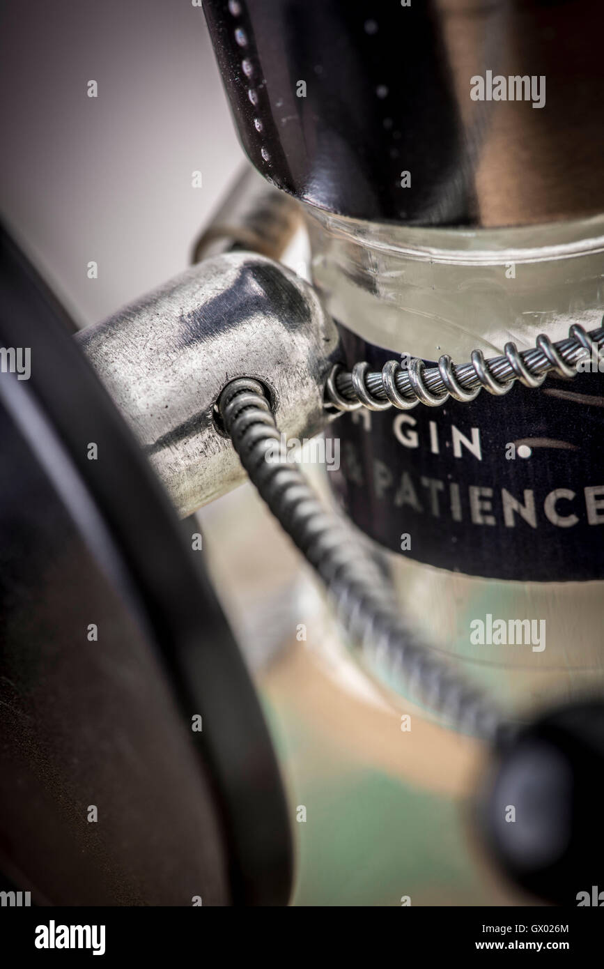 La sicurezza Anti Theft Tag Gin sul collo del flacone. Foto Stock