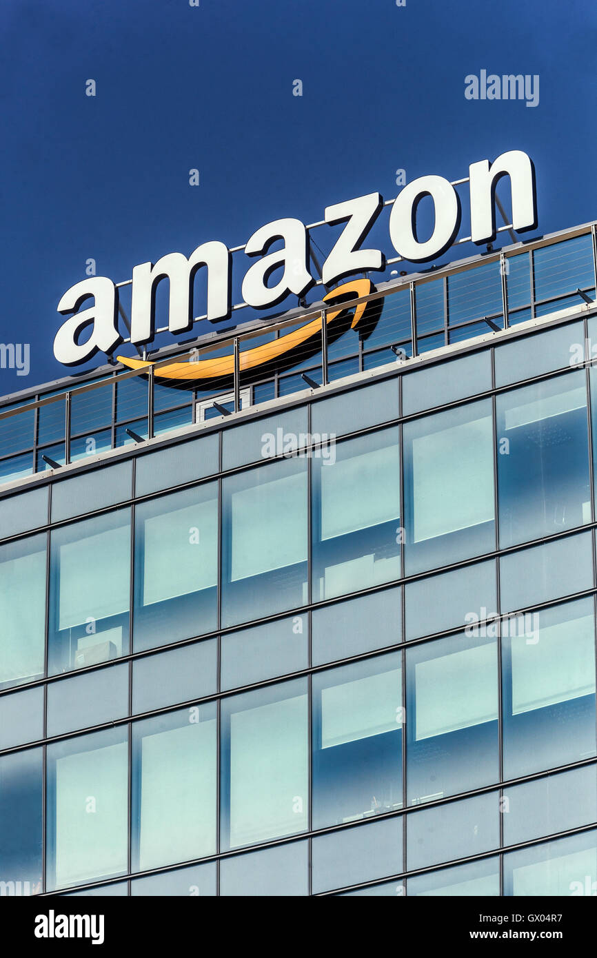 Logo Amazon, firma sulla parte superiore dell'edificio, edificio degli uffici aziendali Slovacchia, Europa Foto Stock