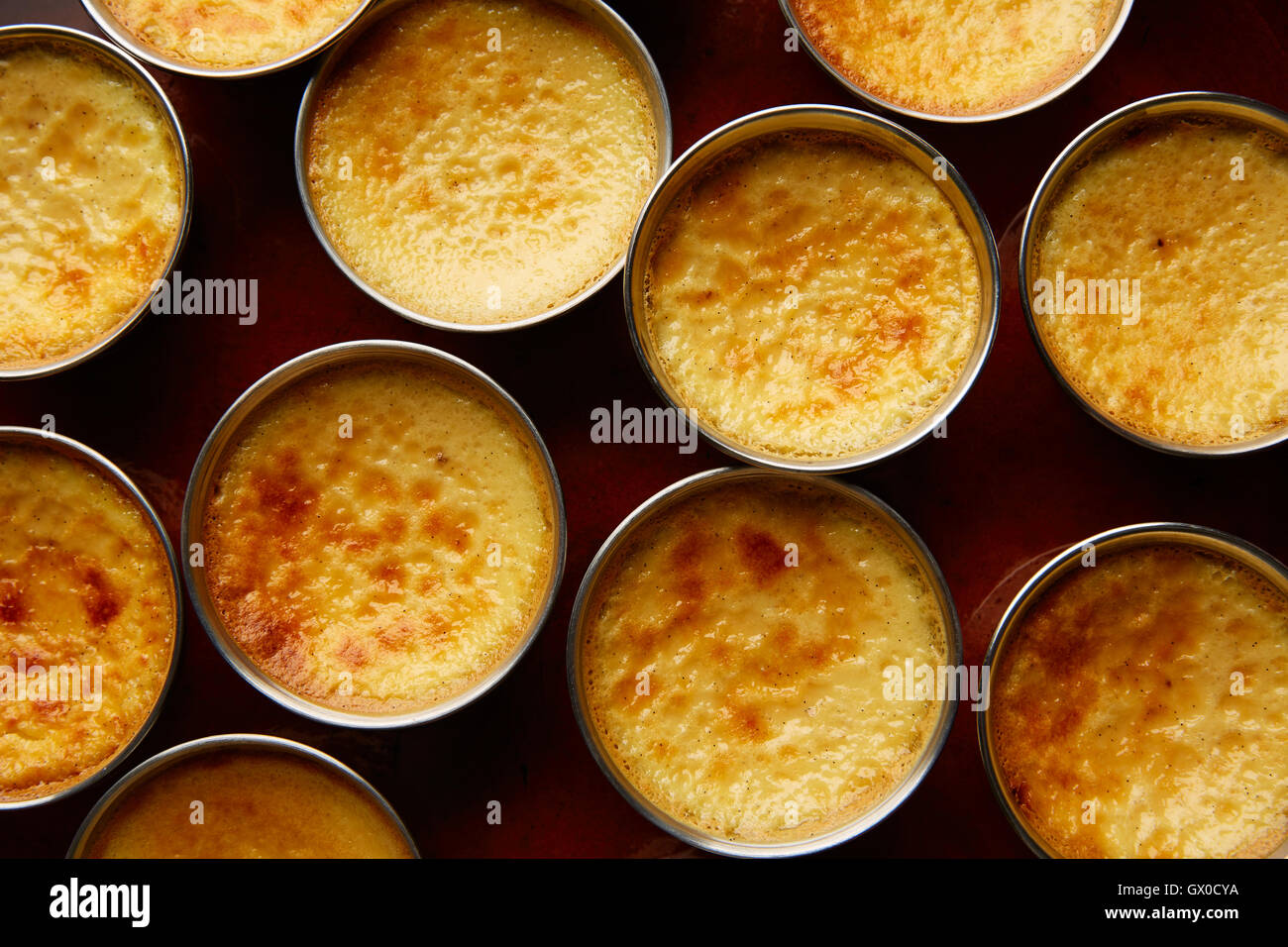 Crema pasticcera Creme Caramel dessert Flan di Bain Marie cotto al forno Foto Stock