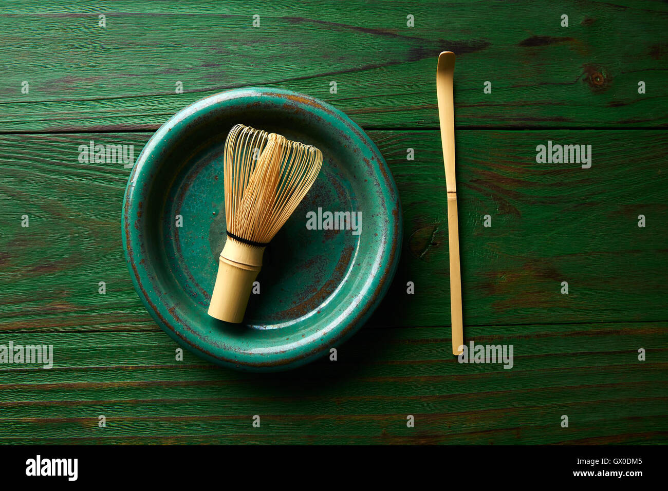 Matcha tè frusta di bambù chasen e cucchiaio per cerimonia giapponese Foto Stock
