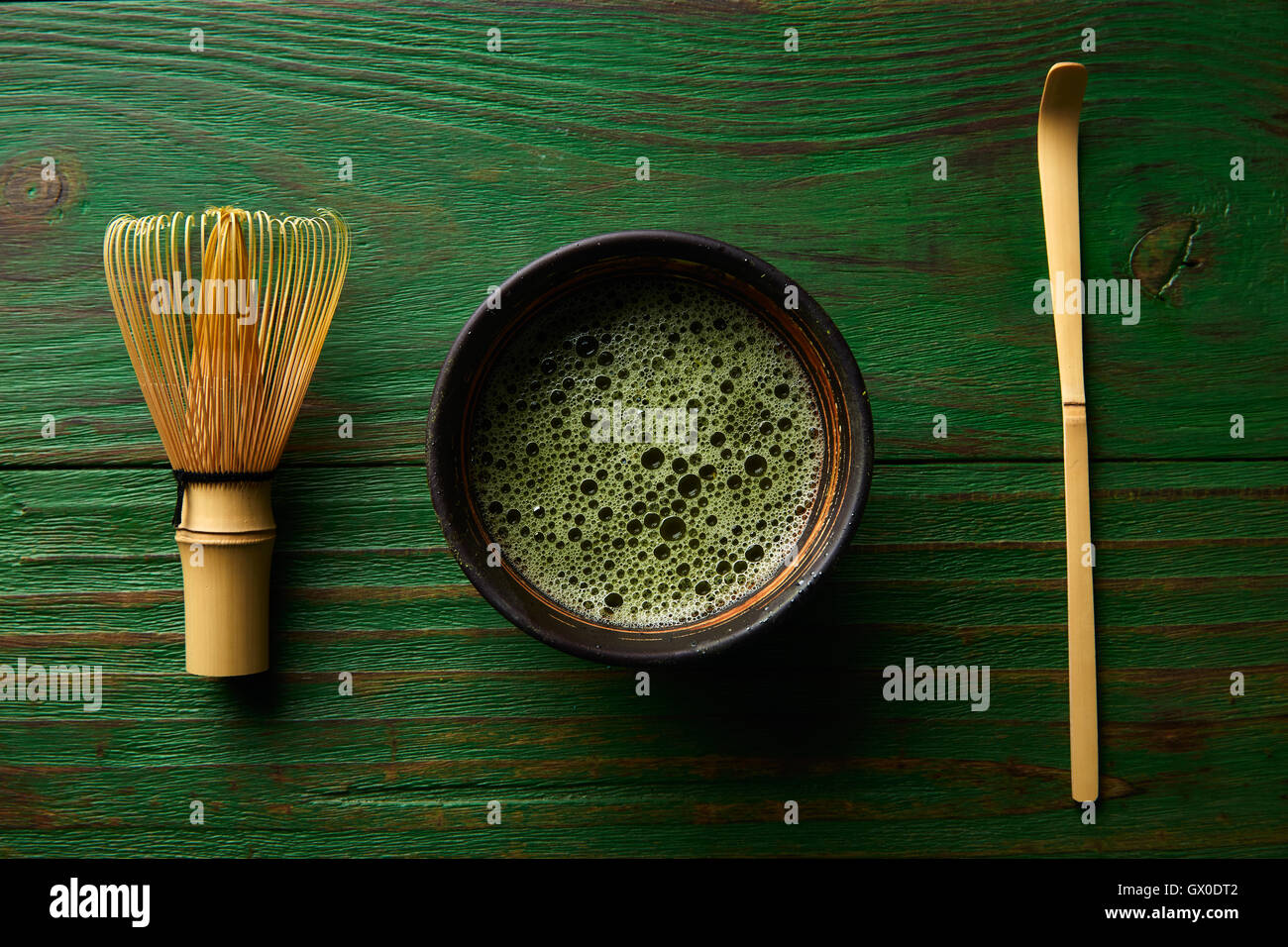Matcha tè frusta di bambù chasen e cucchiaio per cerimonia giapponese Foto Stock