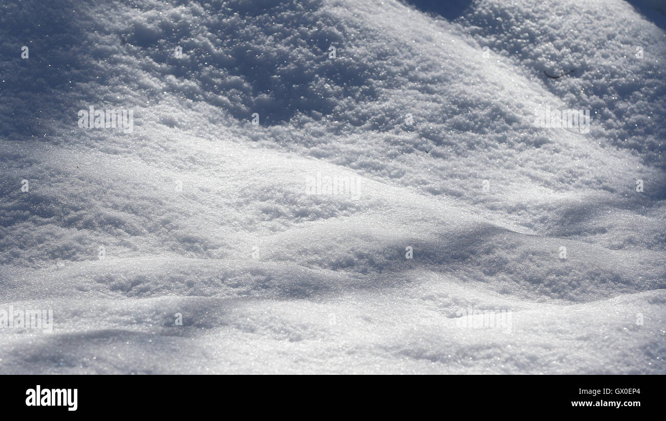 Luci e ombre su pulire il bianco della neve sullo sfondo Foto Stock