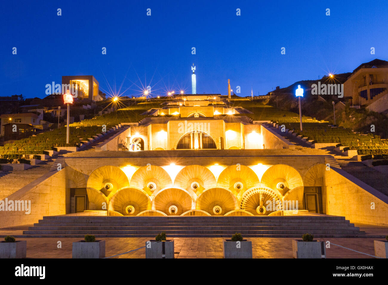 Luogo d'incontro sociale all'aperto e centro d'arte conosciuto come Cascade a Yerevan, Armenia, al crepuscolo. Foto Stock