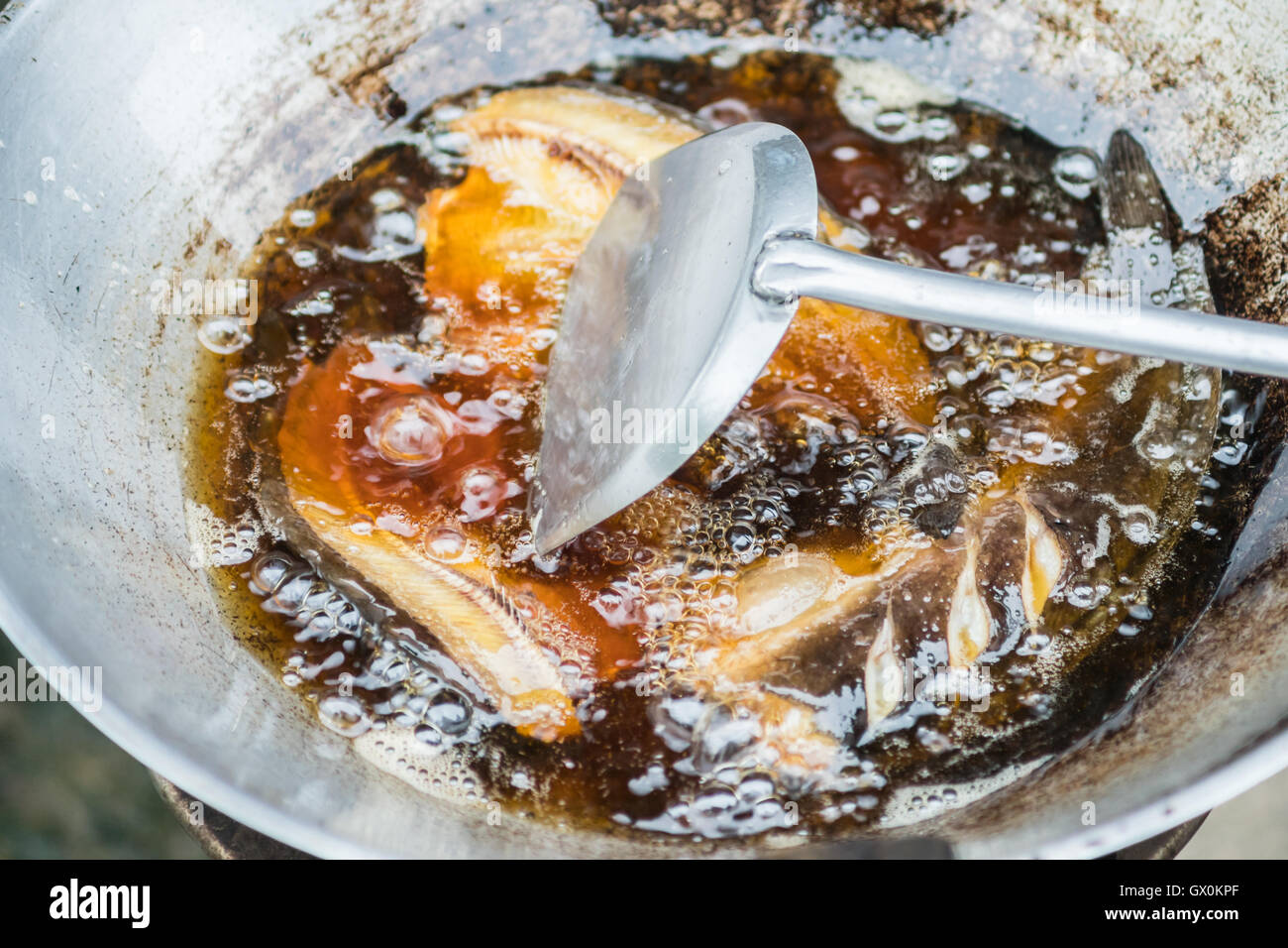 Frittura di pesce in olio sul fuoco Foto Stock