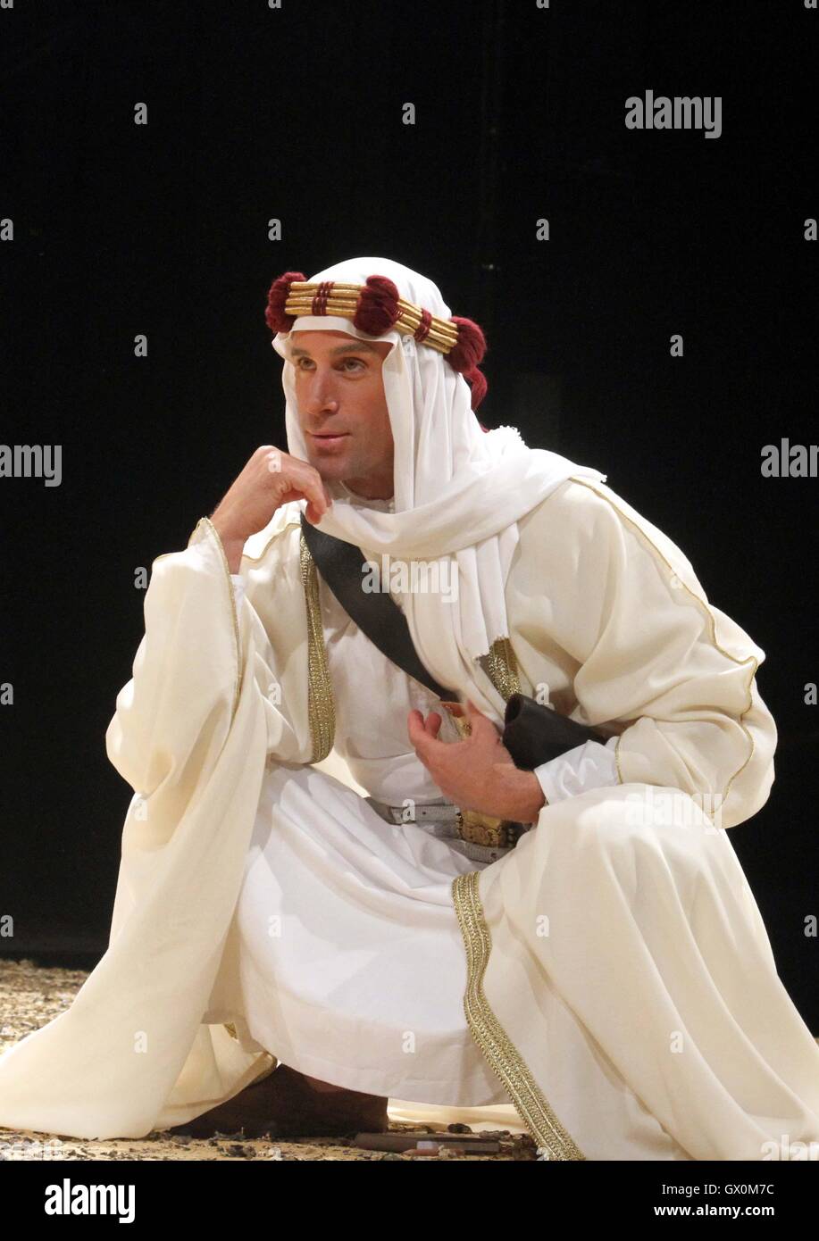 Joseph Fiennes esegue come T. E. Lawrence in Terence Rattigan di gioco "Ross' al Chichester Festival Theatre dotato di: Joseph Fiennes dove: Chichester, Regno Unito quando: 07 Giu 2016 Foto Stock