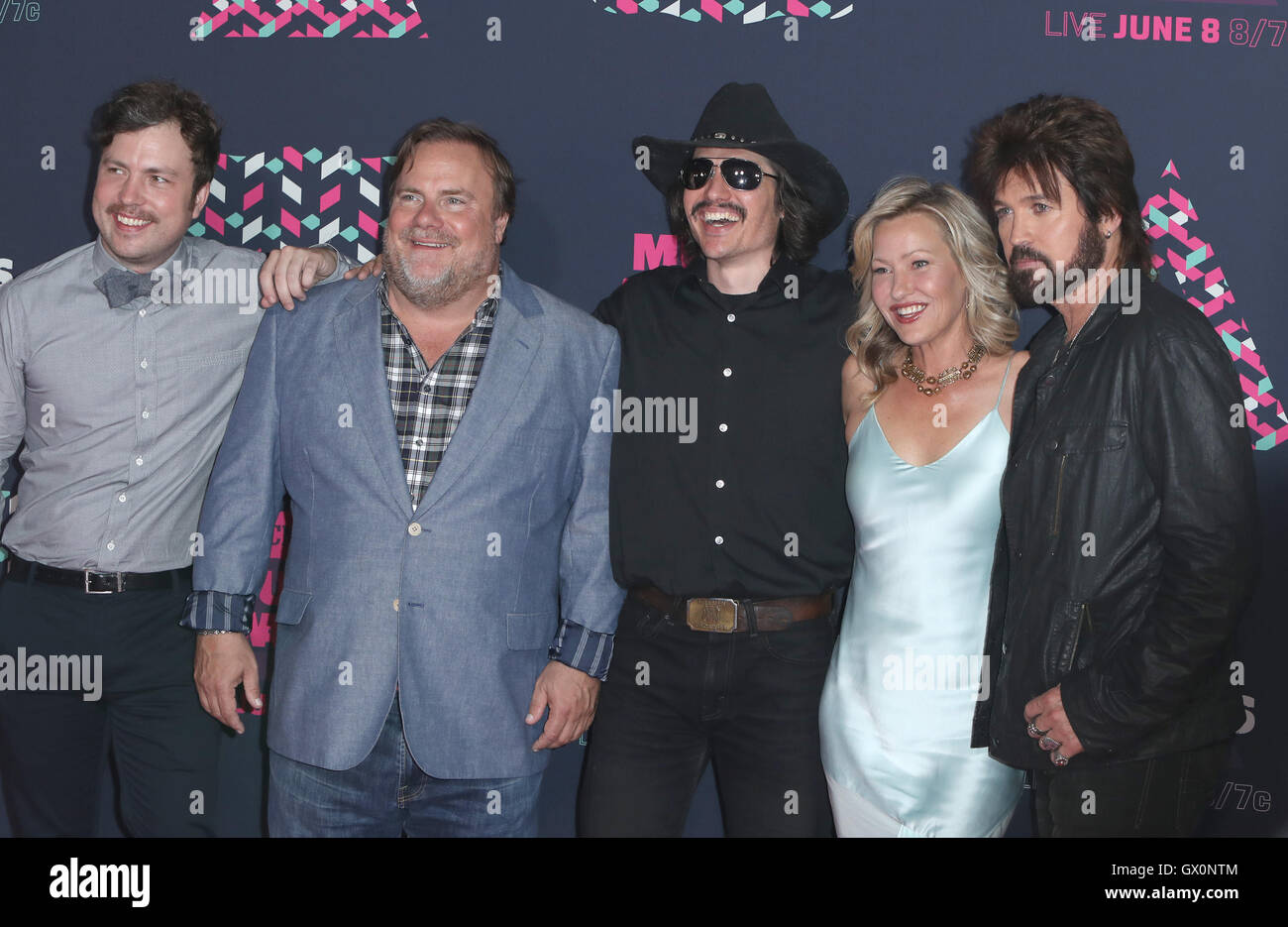 CMT Music Awards alla Bridgestone Arena di Nashville - Arrivi con: Travis Nicholson, Kevin Farley, John Sewell, Joey Lauren Adams, Billy Ray Cyrus dove: Nashville, Tennessee, Stati Uniti quando: 08 Giu 2016 Foto Stock