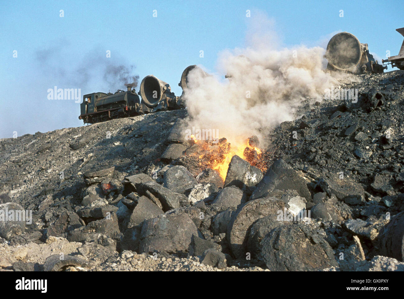 La Turchia Karabuk opere in acciaio con Hawthorn Leslie 0-6-0T n. 3302 il ribaltamento dei rifiuti di metallo fuso verso il basso le scorie in banca, 11 agosto 1976. Foto Stock