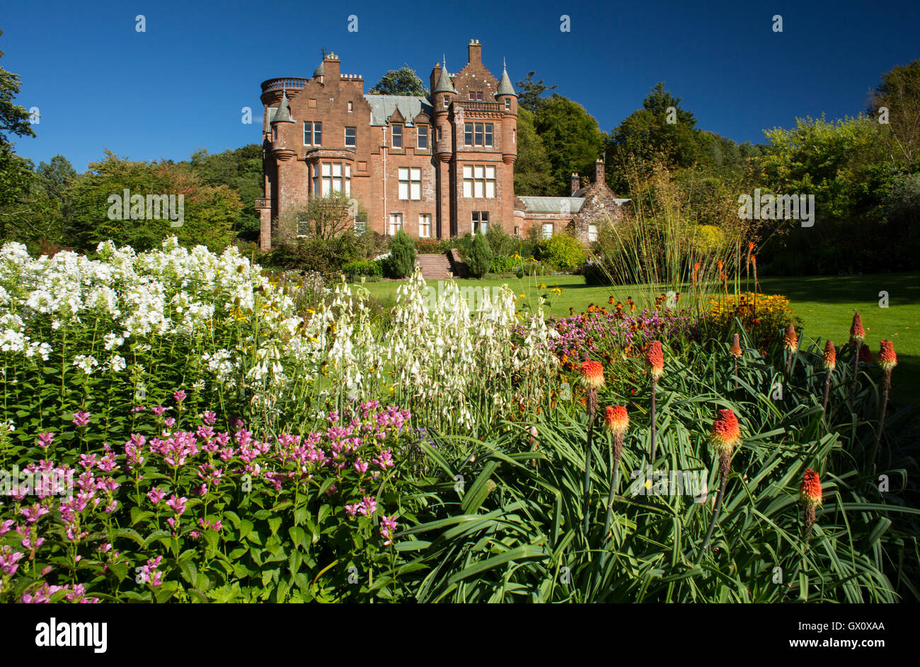 Giardini Threave proprietà del National Trust per la Scozia. Ricerca di Threave House una multa Baronale Scozzese casa di stile, all'interno di Foto Stock