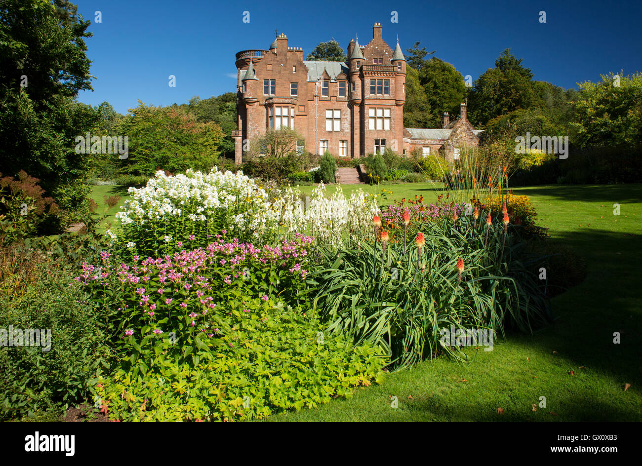Giardini Threave proprietà del National Trust per la Scozia. Ricerca di Threave House una multa Baronale Scozzese casa di stile, all'interno di Foto Stock