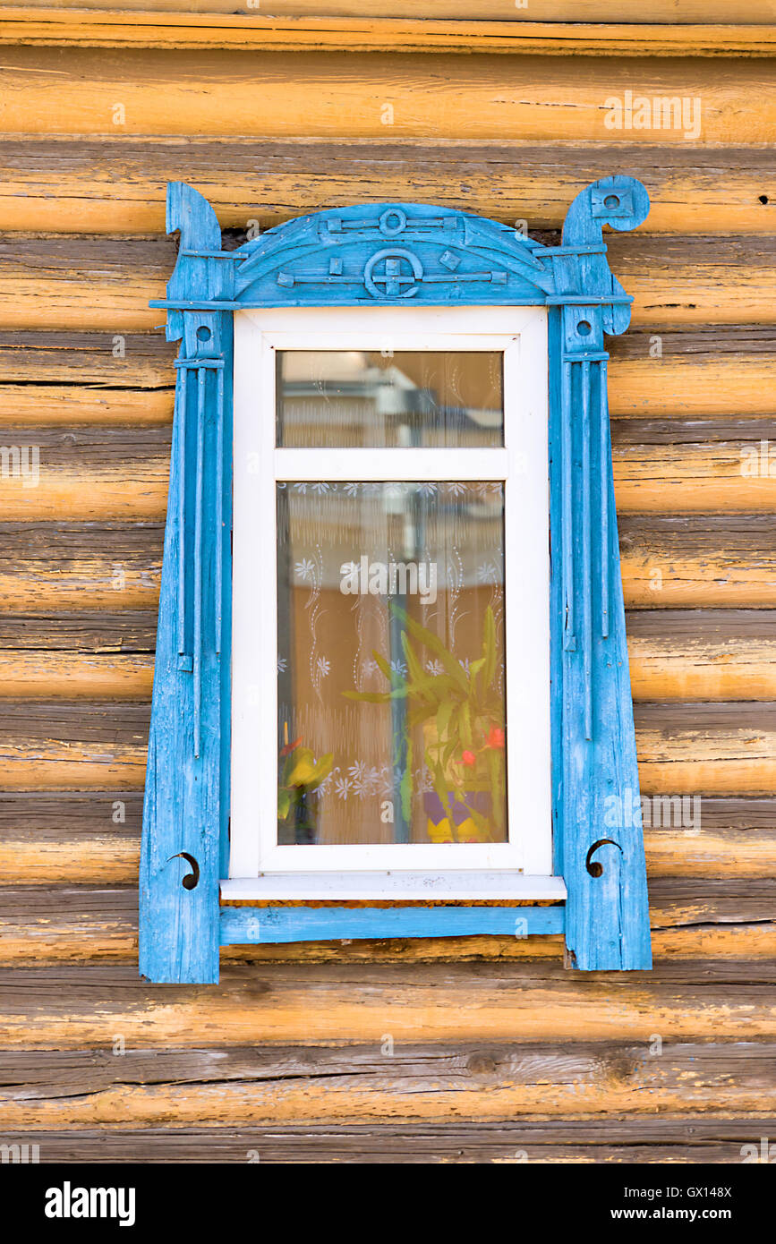 Dettaglio di una finestra di una tradizionale casa in legno a Rostov, Golden ring, Russia Foto Stock