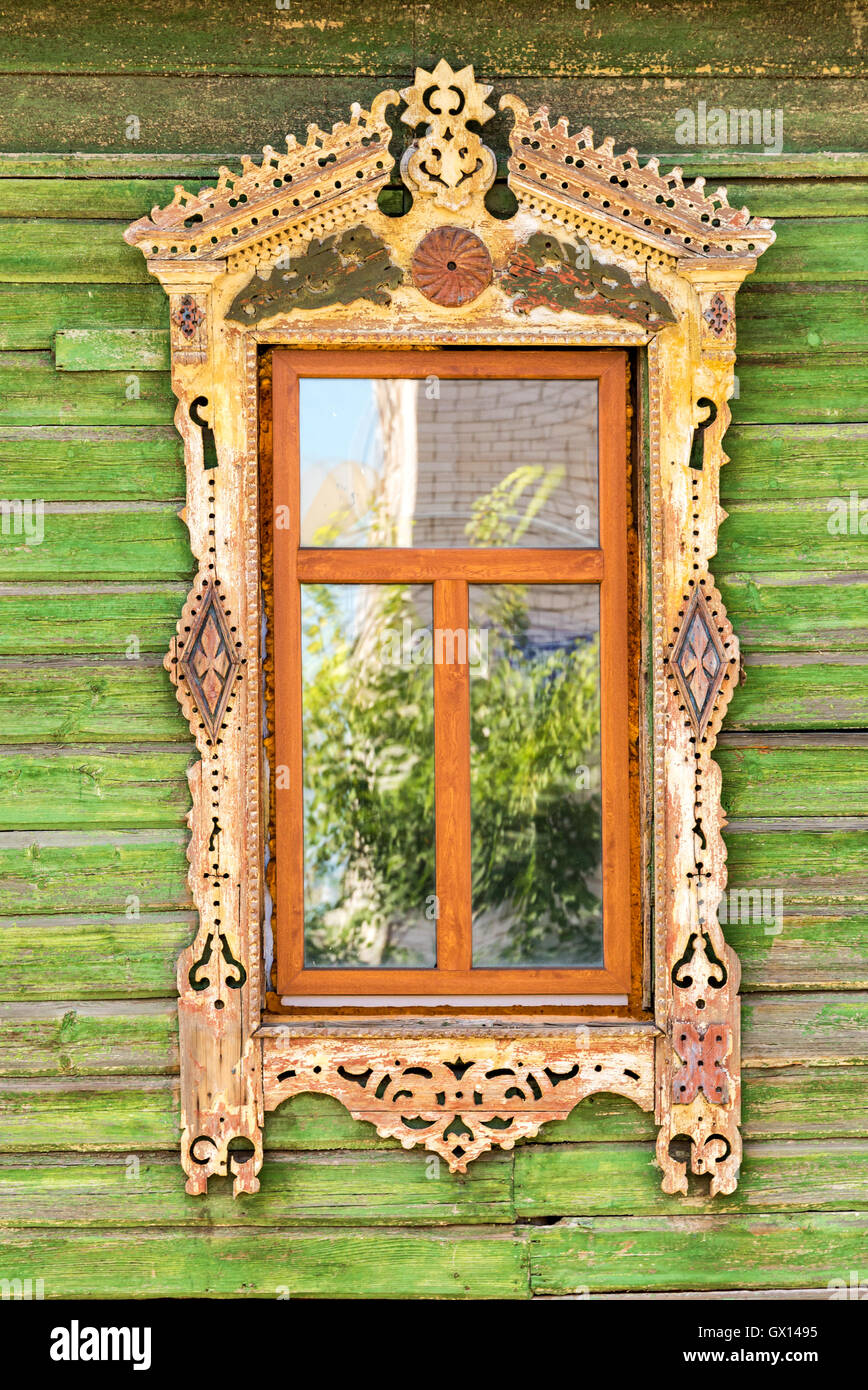 Dettaglio di una finestra di una tradizionale casa in legno a Rostov, Golden ring, Russia Foto Stock