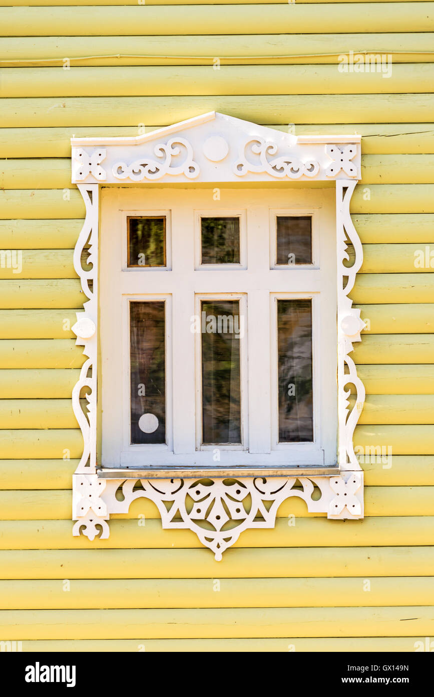 Dettaglio di una finestra di una tradizionale casa in legno a Rostov, Golden ring, Russia Foto Stock