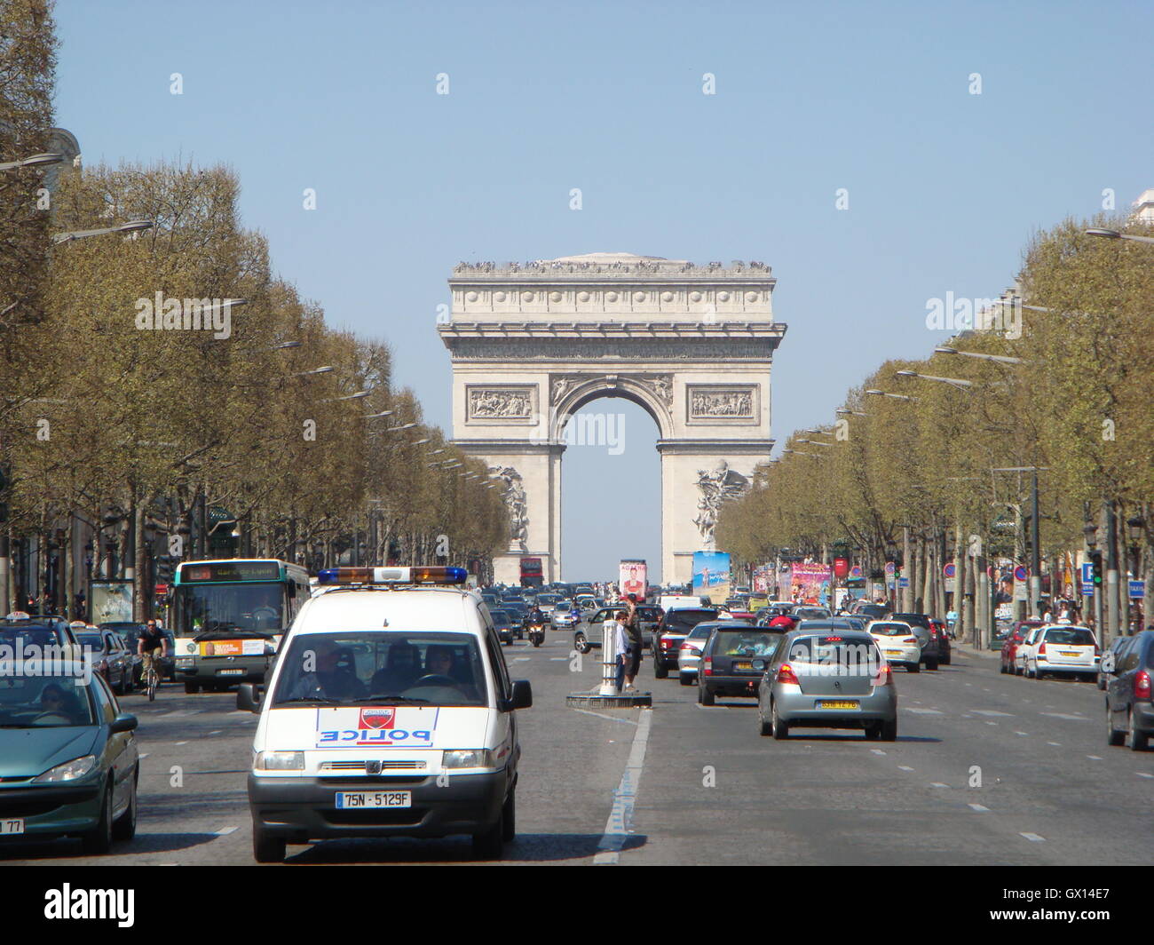 L'Avenue des Champs-Élysées, guardando ad ovest verso Place Charles de Gaulle, dove l'Arc de Triomphe si siede. Foto Stock