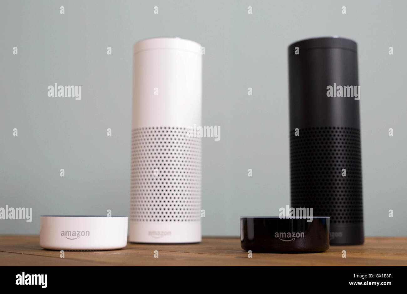 Solo uso editoriale Amazon Echo e il nuovissimo Eco Dot al lancio di un prodotto a Londra. Foto Stock