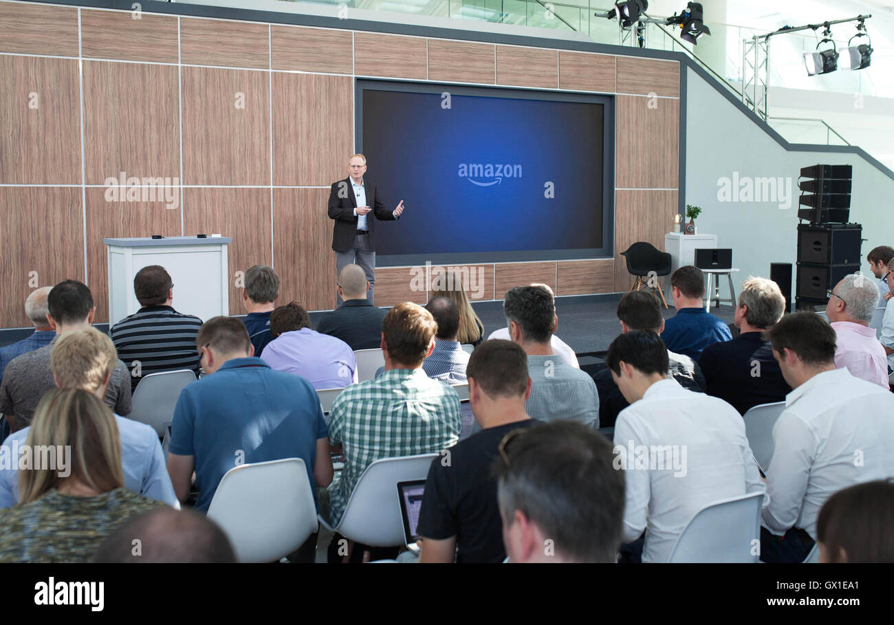 Solo uso editoriale Dave Limp, Senior Vice President di Amazon di dispositivi e servizi, introduce Amazon Alexa, Echo e il nuovissimo Eco Dot al lancio di un prodotto a Londra. Foto Stock