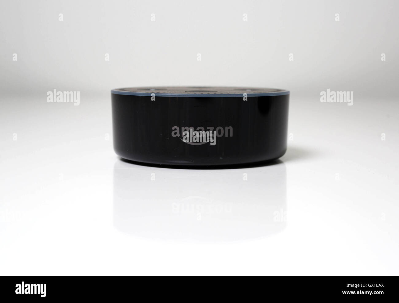 Amazon Echo Dot al lancio di un prodotto a Londra. Foto Stock