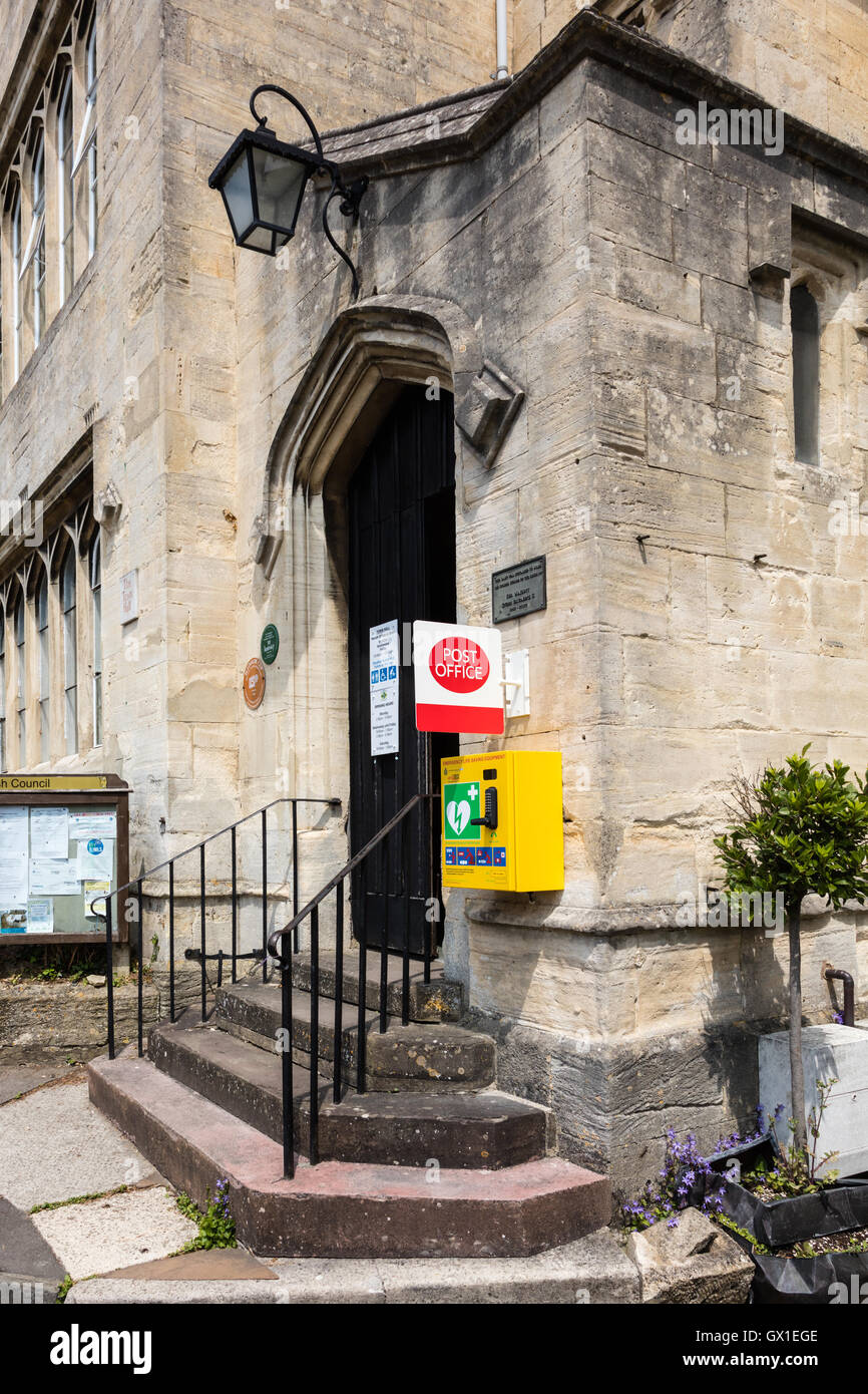 Il post office in Painswick con un sistema automatico di Defibrillatore esterno sulla parete, Gloucestershire, Regno Unito Foto Stock