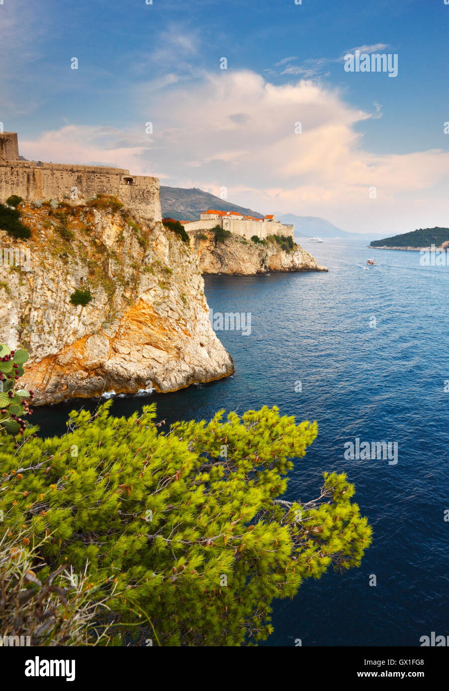 Fort Lovrijenac e Dubrovnik Città Vecchia sulla roccia Foto Stock