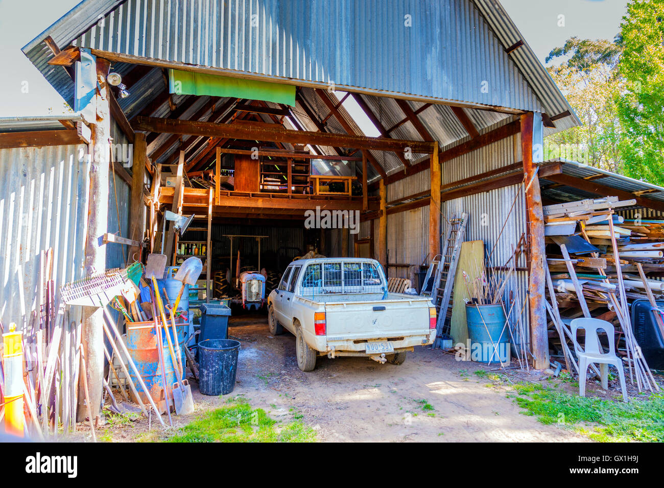 Fattoria di stagno capannone con un ute Foto Stock
