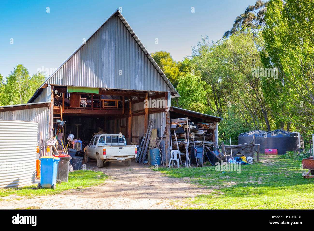 Fattoria di stagno capannone con un ute Foto Stock