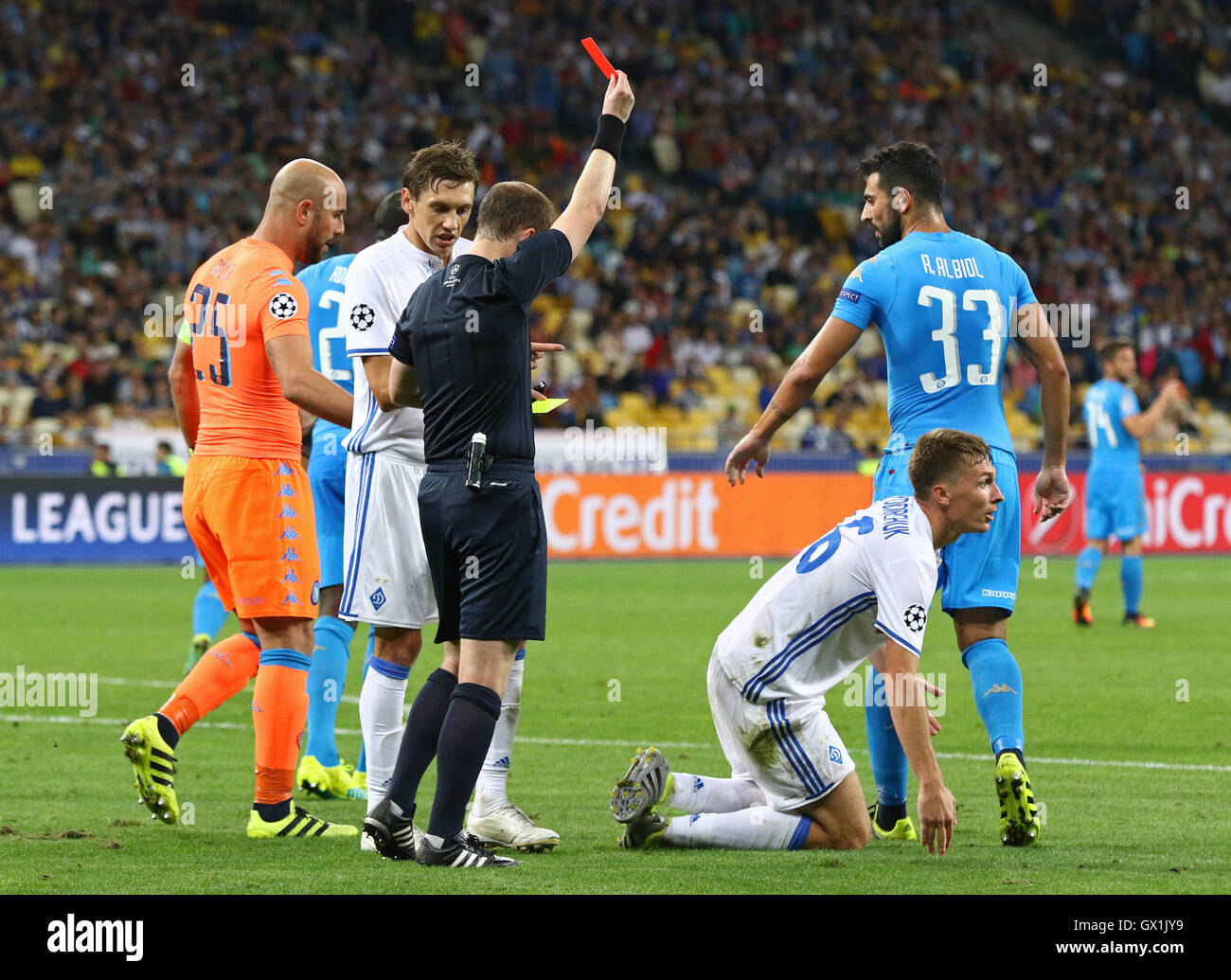 Arbitro William Collum mostra scheda rossa Foto Stock Arbitro William Collum mostra scheda rossa Foto Stock