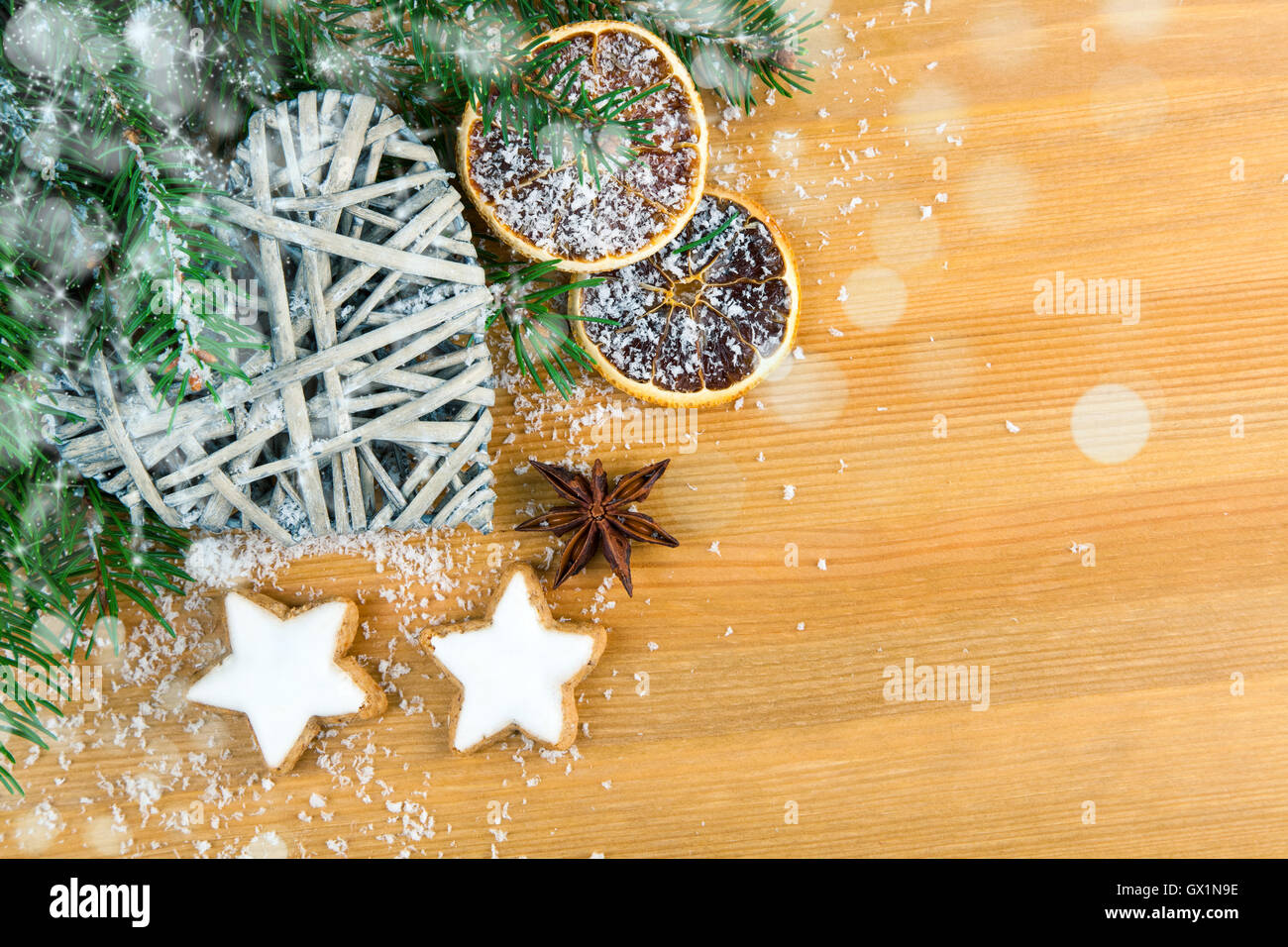 Biscotti di Natale con decorazione di festa Foto Stock
