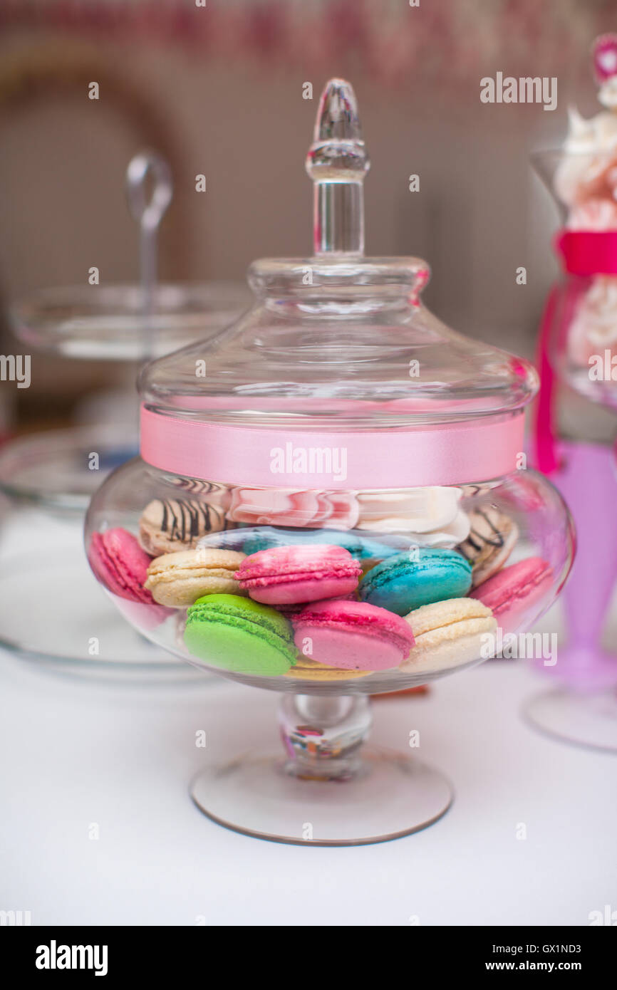Brocca di parigini macaron colorati sul tavolo di nozze Foto Stock
