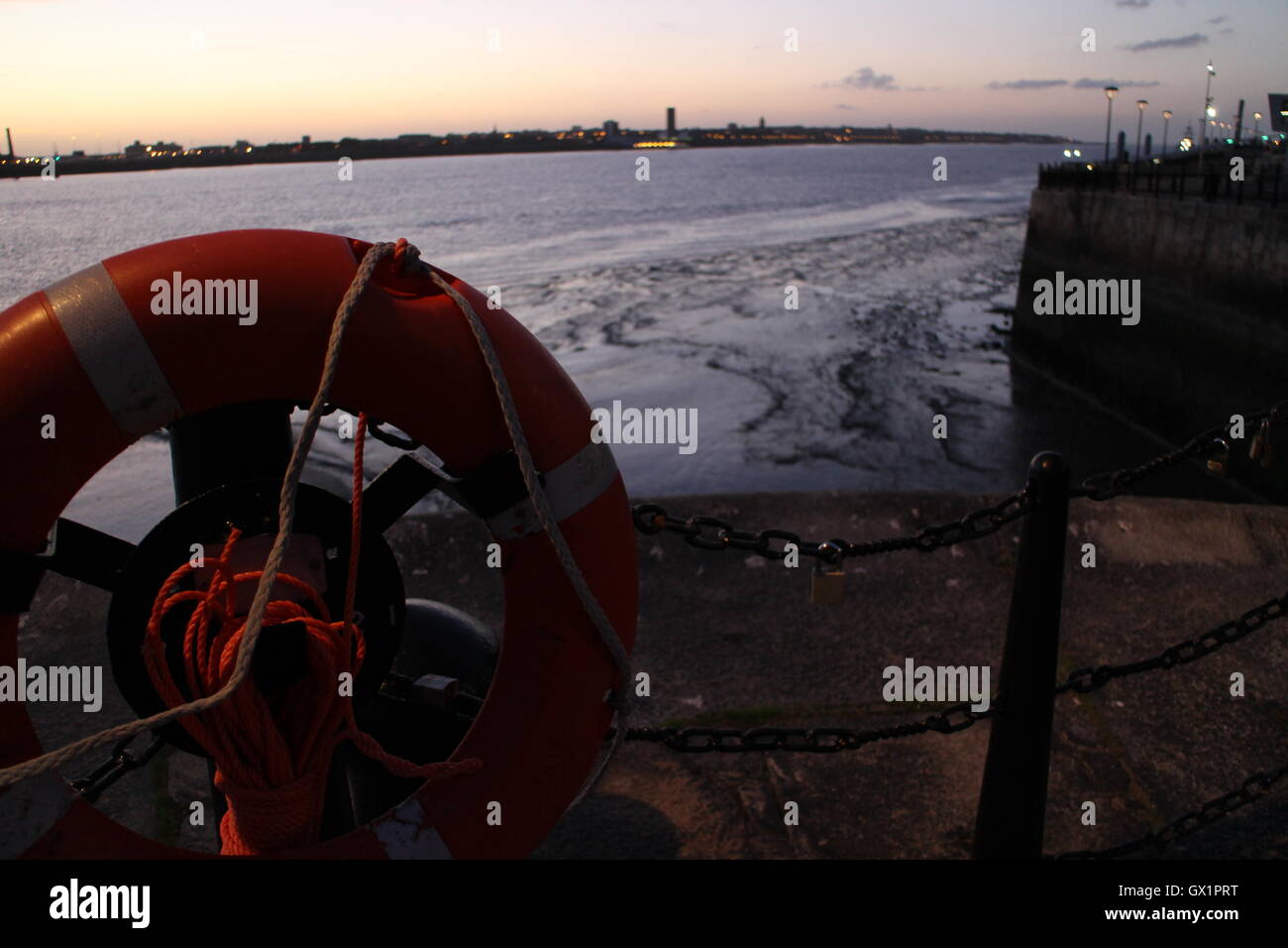 Una foto raffigurante il fiume Mersey con un anello di vita posizionata nella parte anteriore. Foto Stock