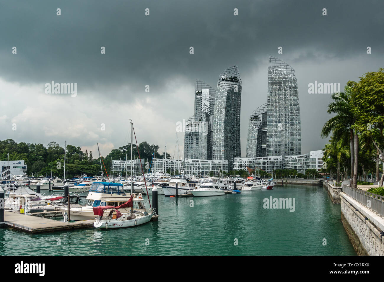 Keppel Bay Marina e riflessioni a Keppel Bay Luxury Waterfront complesso residenziale a Singapore Foto Stock