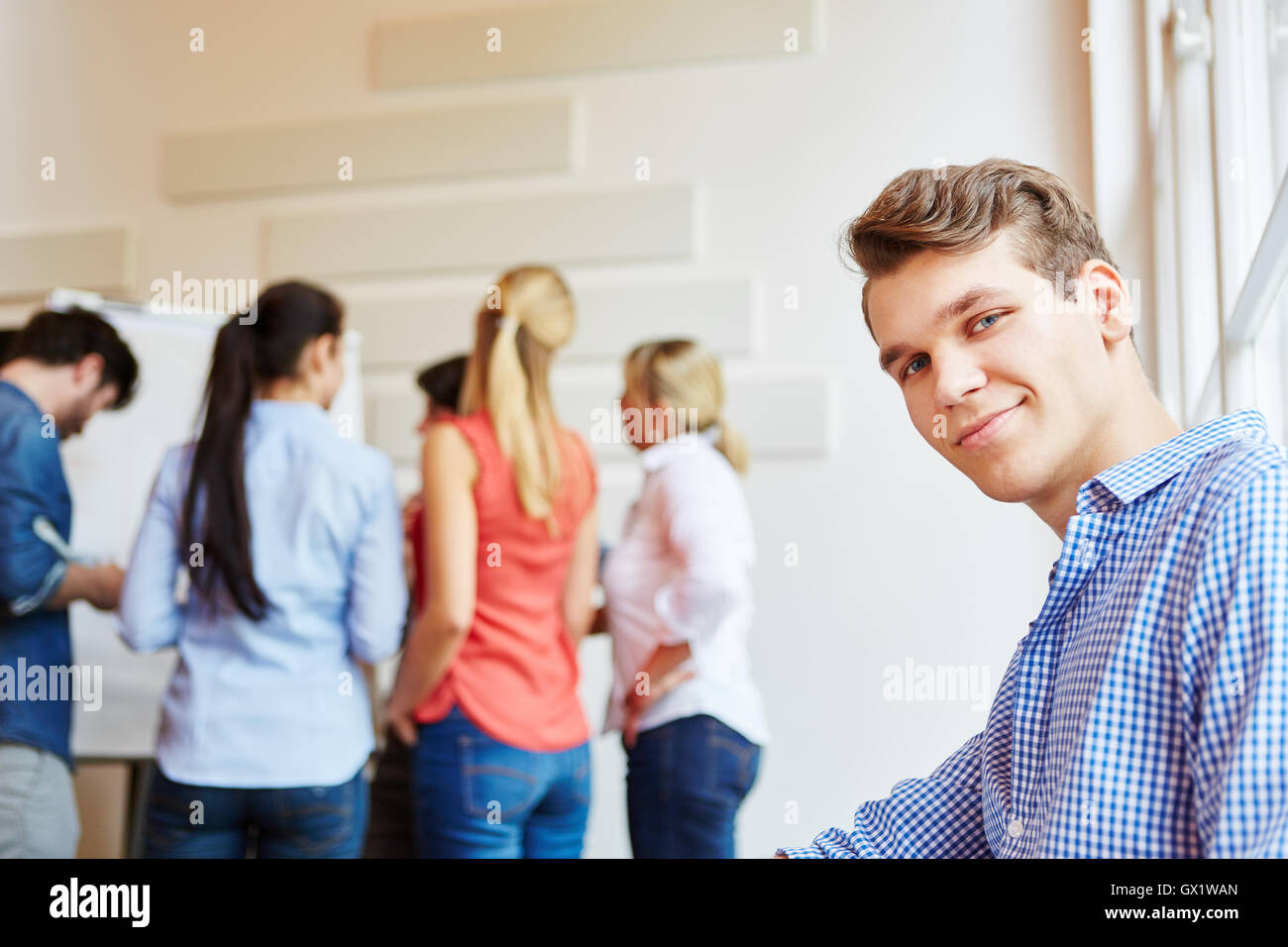 Giovane studente come imprenditore nel incontro con start-up team Foto Stock