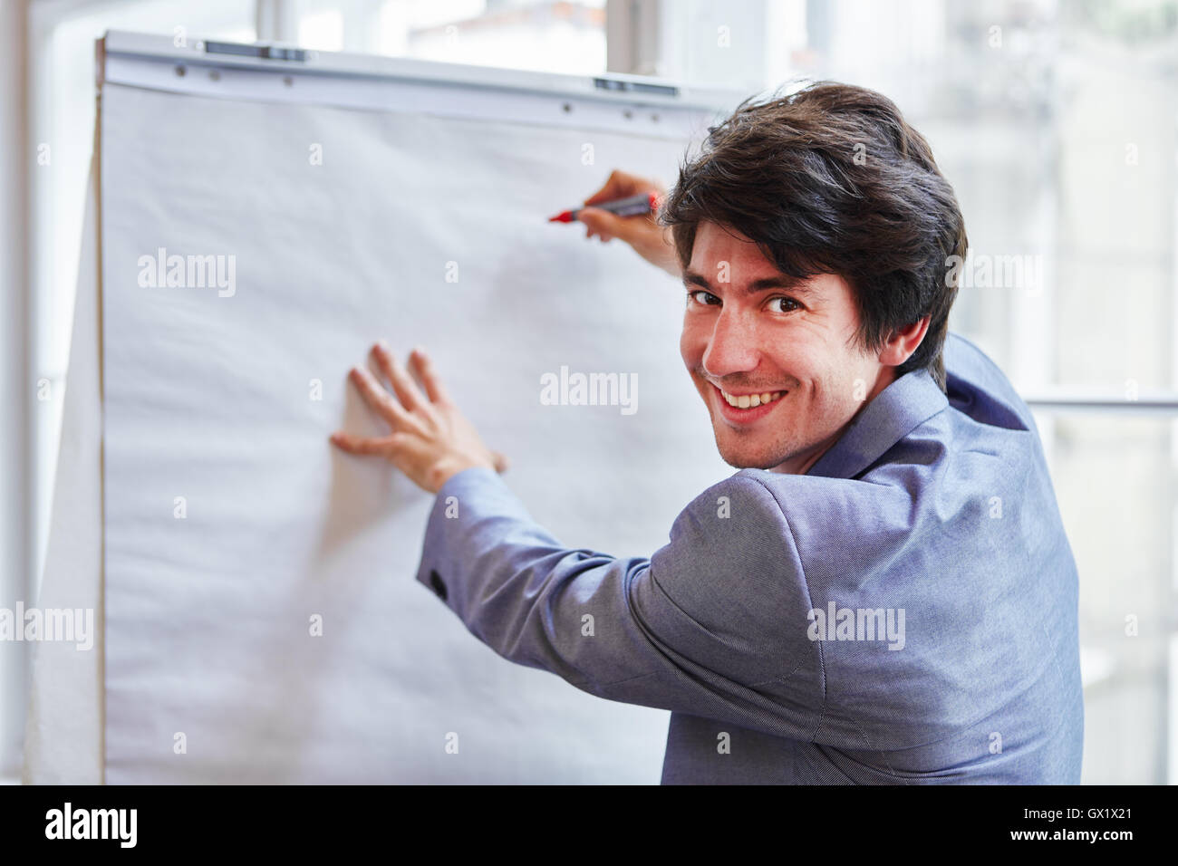 Studente come imprenditore a presentazione da idee su whiteboard Foto Stock