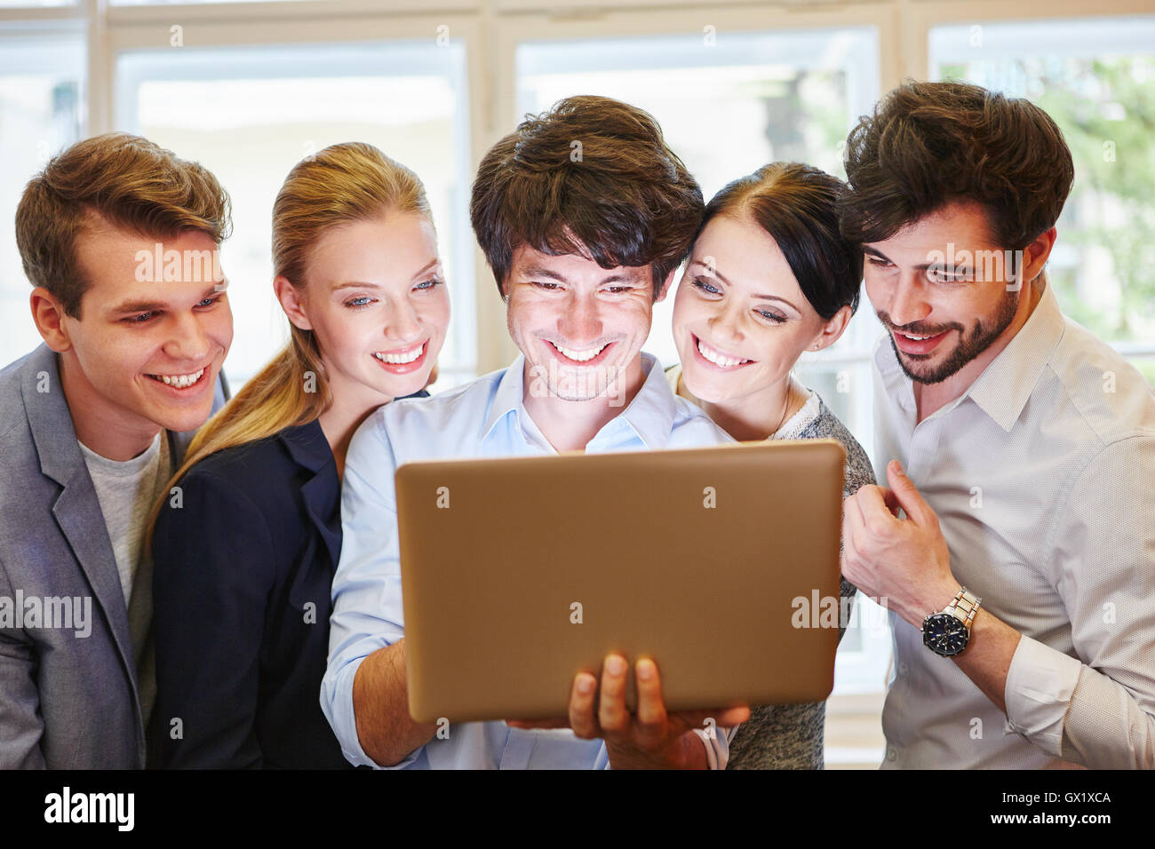 Team con il laptop e la gioia per il loro successo Foto Stock