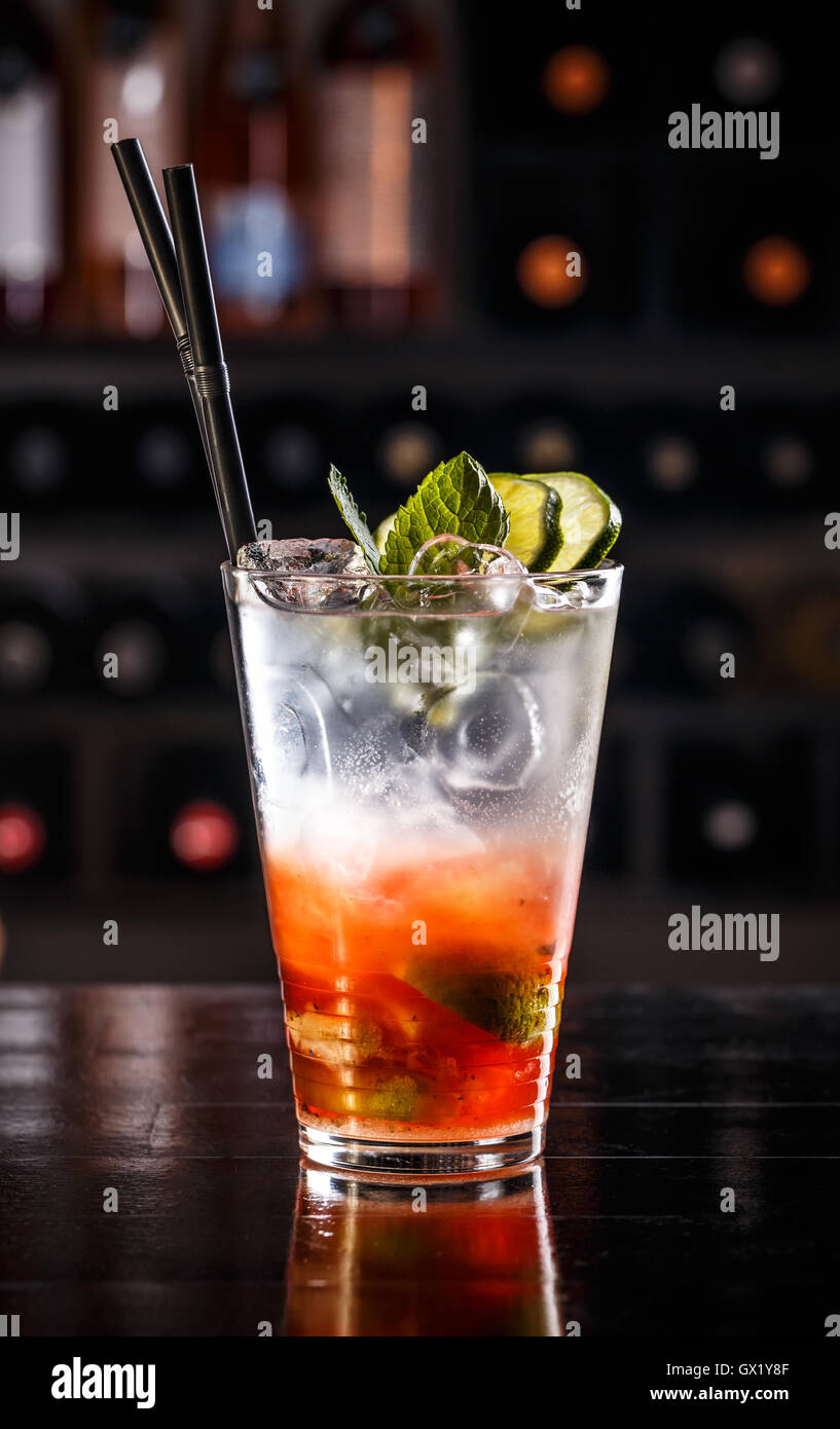 Red cocktail drink di frutta sul tavolo bar Foto Stock