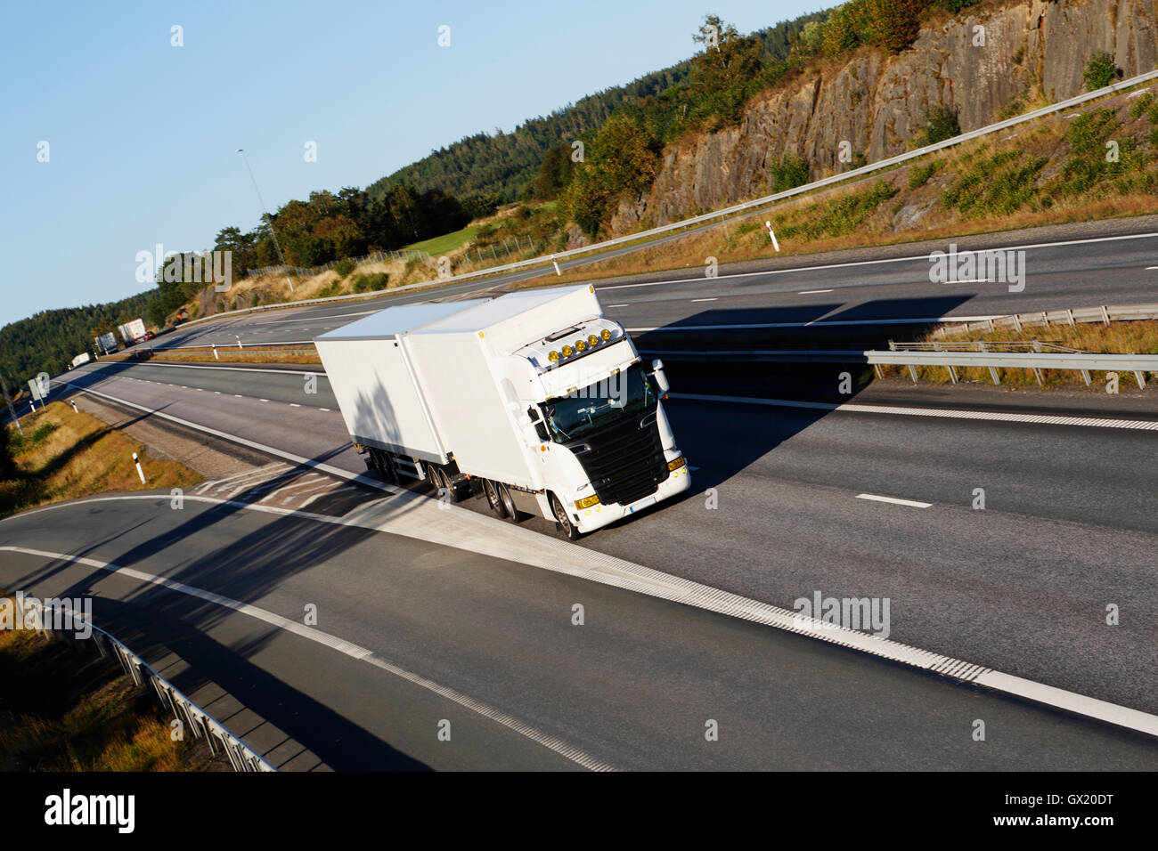 White carrello guida su autostrada Foto Stock