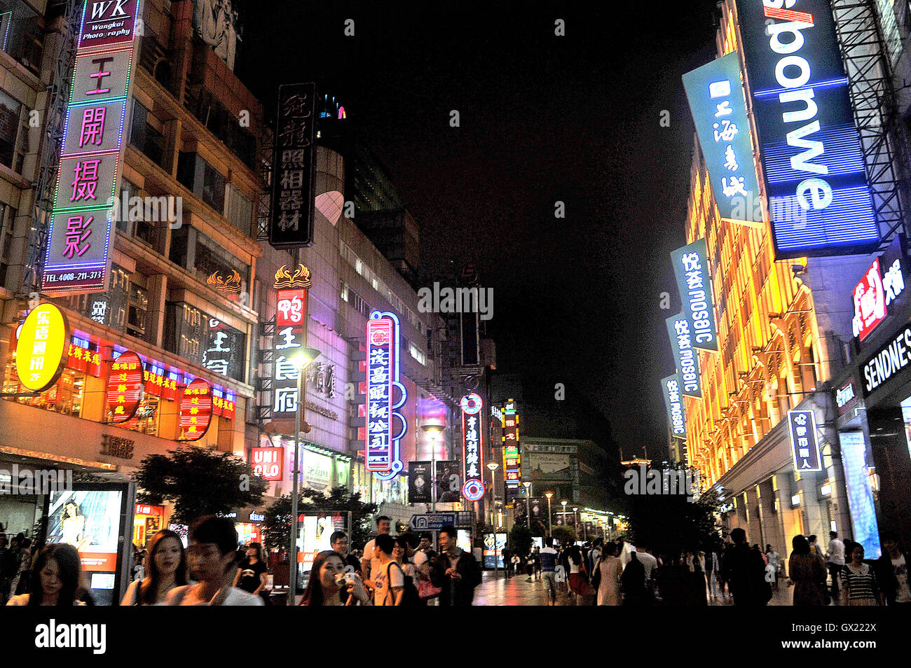 Nanjing Donglu road di notte Nanjing Lu Shanghai in Cina Foto Stock