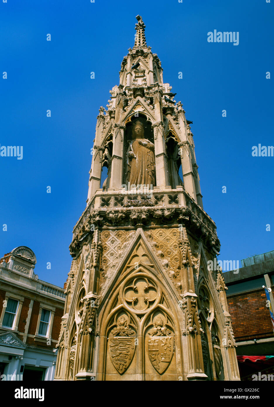 Waltham Cross, Hertfordshire, eretto da Edward Ho per contrassegnare un luogo di riposo della sua regina Eleonora 's corpo sul suo cammino a Westminster nel 1290. Foto Stock