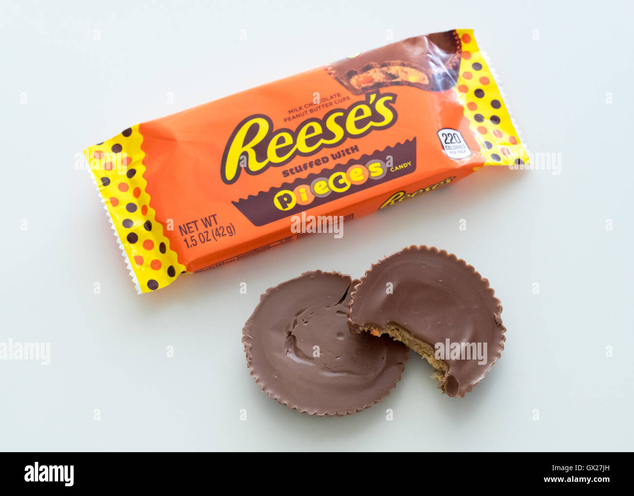 Reese's farcite con pezzi di burro di arachidi tazze (Reese's Burro di arachidi tazze con Reese's pezzi Candy), da Hershey. Foto Stock