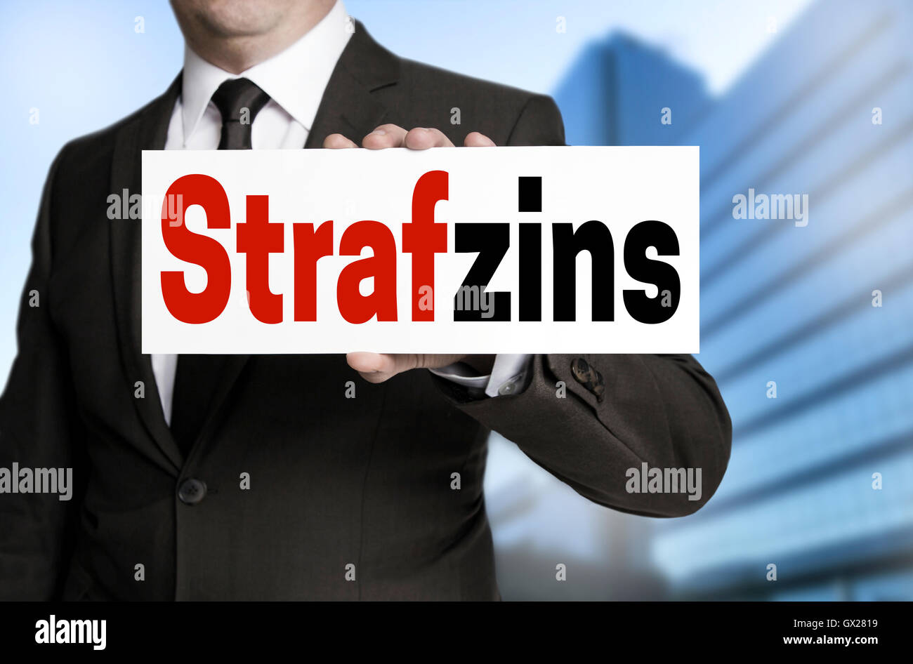 Strafzins (in tedesco interesse negativo) segno è detenuto da parte dell'imprenditore. Foto Stock