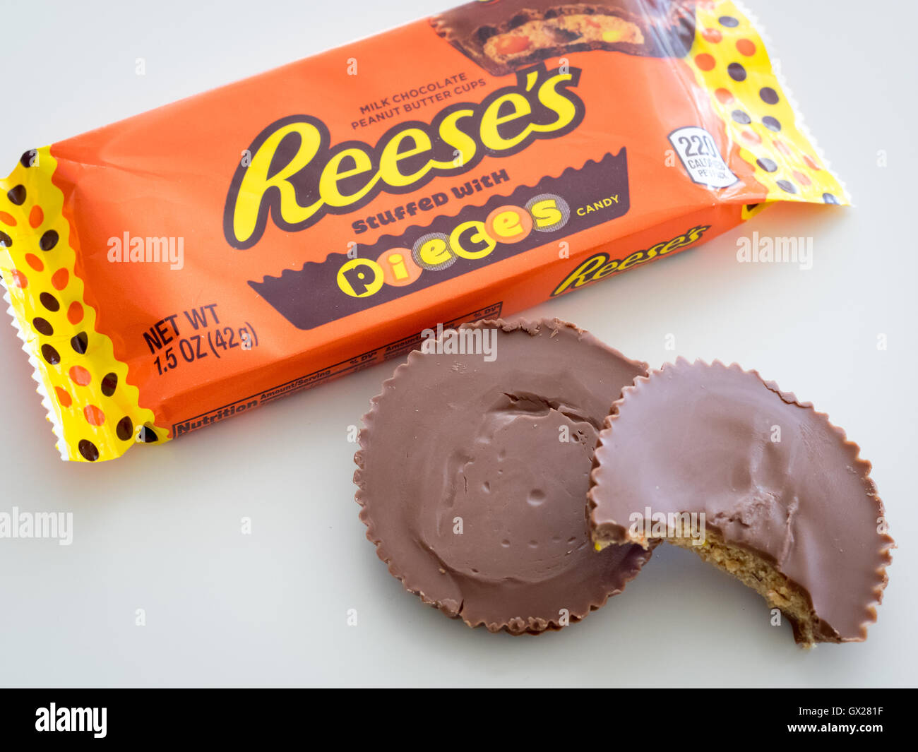 Reese's farcite con pezzi di burro di arachidi tazze (Reese's Burro di arachidi tazze con Reese's pezzi Candy), da Hershey. Foto Stock