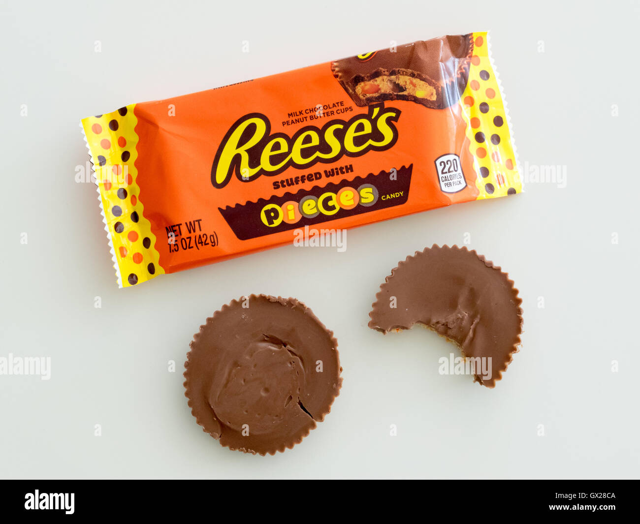 Reese's farcite con pezzi di burro di arachidi tazze (Reese's Burro di arachidi tazze con Reese's pezzi Candy), da Hershey. Foto Stock