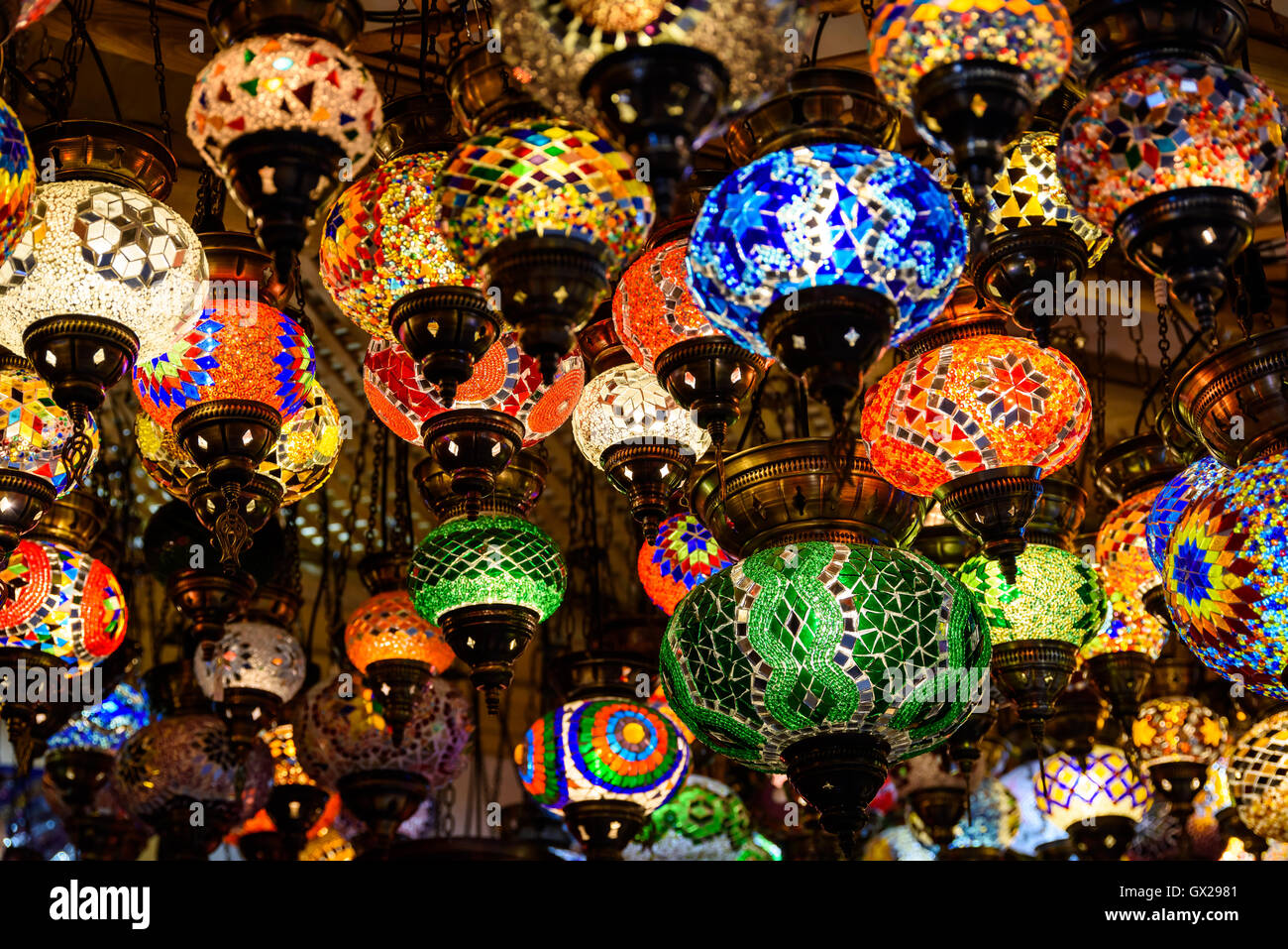 Bella araba colorate lampade In Oriental Grand Bazaar di Istanbul Foto Stock