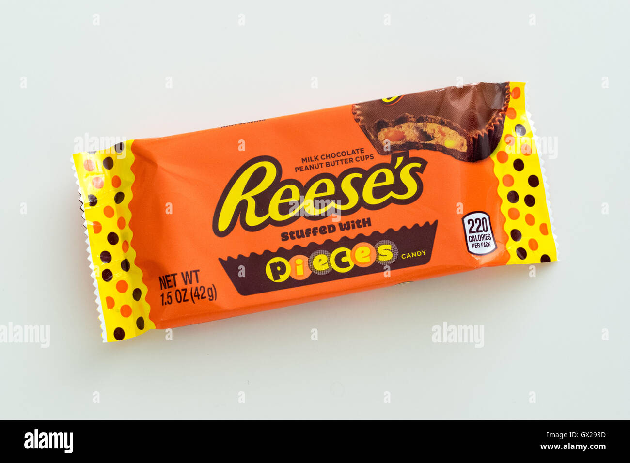 Reese's farcite con pezzi di burro di arachidi tazze (Reese's Burro di arachidi tazze con Reese's pezzi Candy), da Hershey. Foto Stock