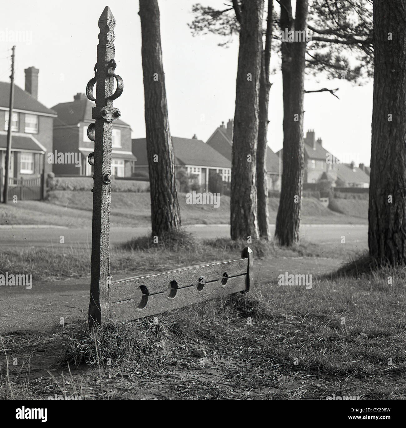 Degli anni Cinquanta, storico antico stock di legno per bloccare i piedi in luogo. Usato nel medioevo come una forma di punizione fisica che coinvolgono l'umiliazione pubblica. Foto Stock