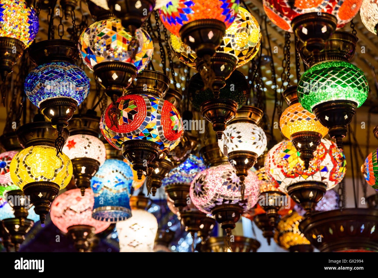 Bella araba colorate lampade In Oriental Grand Bazaar di Istanbul Foto Stock