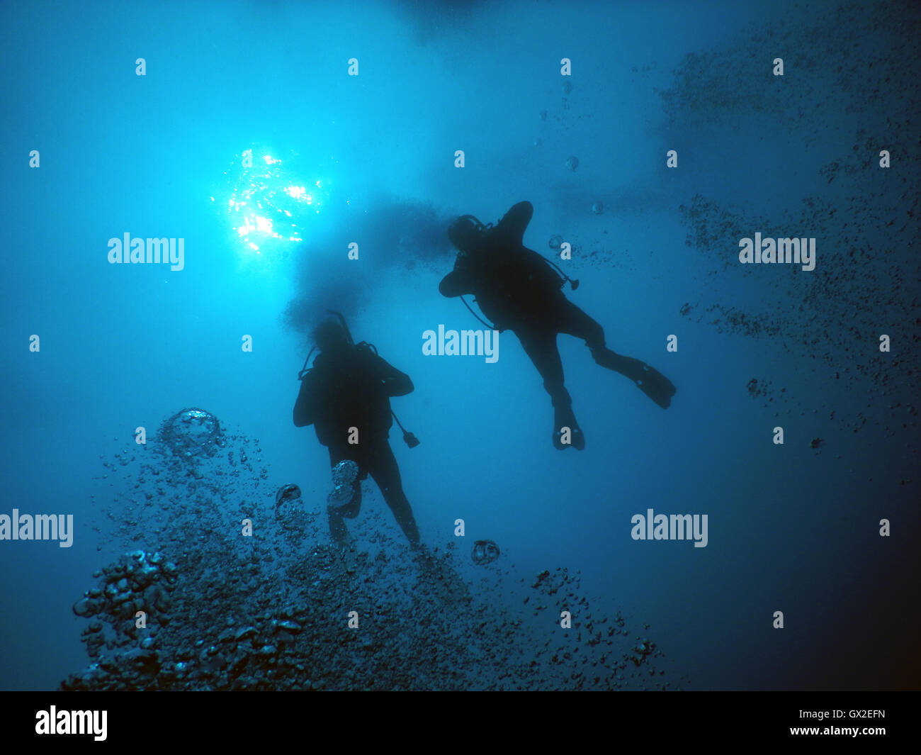Immersioni nelle acque cristalline del Mediterraneo. Le foto subacquee di subacqueo silhouette. Subacquea condizioni di fulmini. Foto Stock