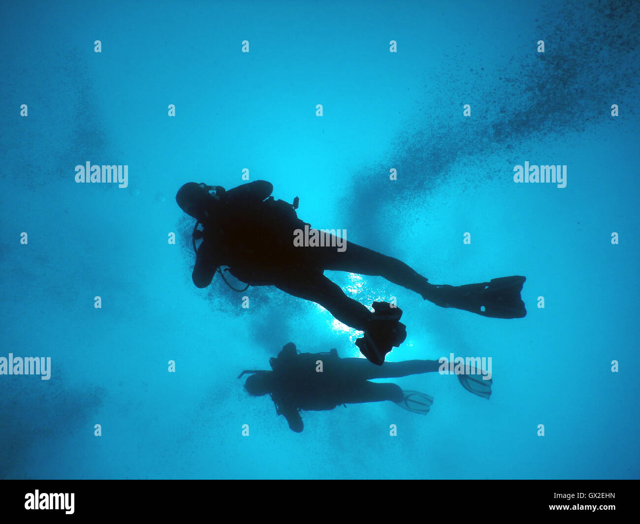Immersioni nelle acque cristalline del Mediterraneo. Le foto subacquee di subacqueo silhouette. Subacquea condizioni di fulmini. Foto Stock