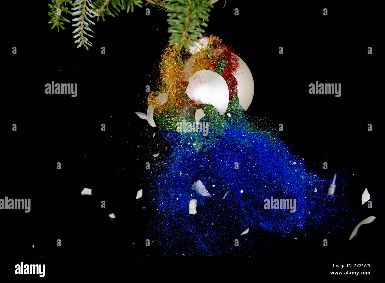 Palla di natale di esplodere. Luccica la caduta verso il basso. Foto Stock