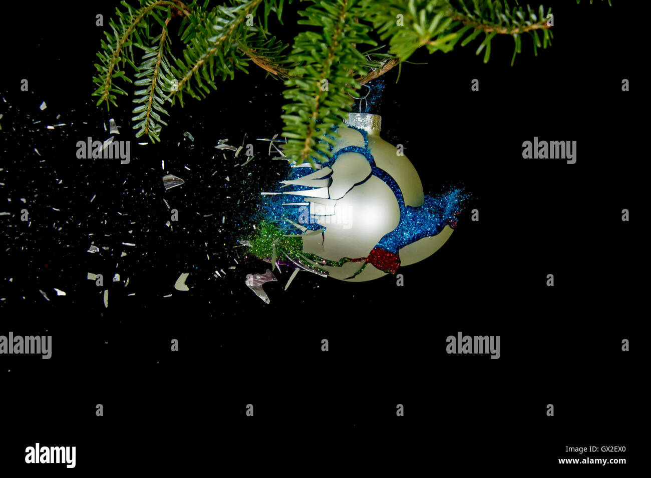 Palla di natale di esplodere. Luccica la caduta verso il basso. Foto Stock