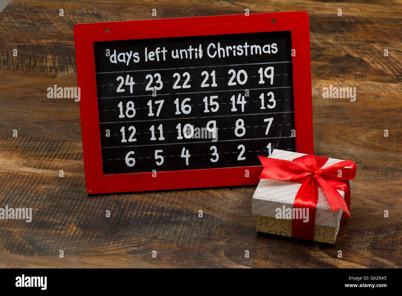 Natale numeri di conto alla rovescia su chalk board con confezione regalo. Foto Stock