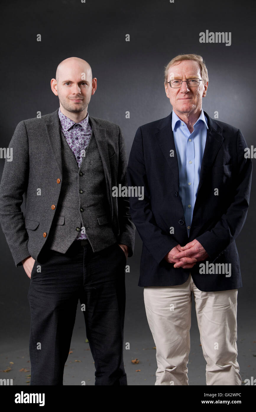 Il dottor Malcolm Harvey (sinistra), la politica scozzese professore e scrittore con Michael Keating FRSE, il Professore di Politica scozzese e autore, a Edinburgh International Book Festival. Edimburgo, Scozia. 23 Agosto 2016 Foto Stock